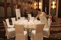 们坐正在五星红旗下